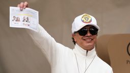 El presidente colombiano Gustavo Petro muestra una papeleta de votación durante la segunda vuelta de las elecciones en Bogotá, Colombia, el domingo 21 de junio de 2026. (AP Foto/Fernando Vergara)