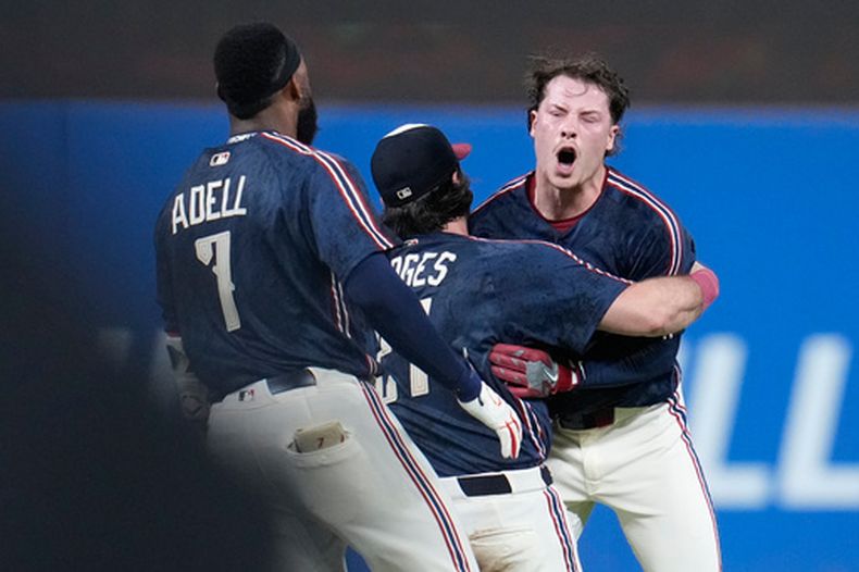 Travis Bazzana, de los Guardianes de Cleveland, festeja con sus compañeros tras pegar un sencillo que definió el duelo ante los Tigres de Detroit el viernes 4 de septiembre de 2026 (AP Foto/Sue Ogrocki)