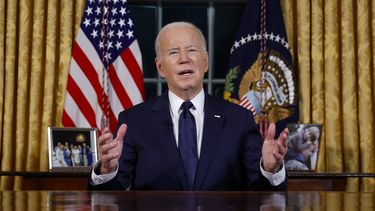 El presidente Joe Biden habla desde la Oficina Oval de la Casa Blanca, Washington, 19 de octubre de 2023.(Jonathan Ernst/Pool via AP)