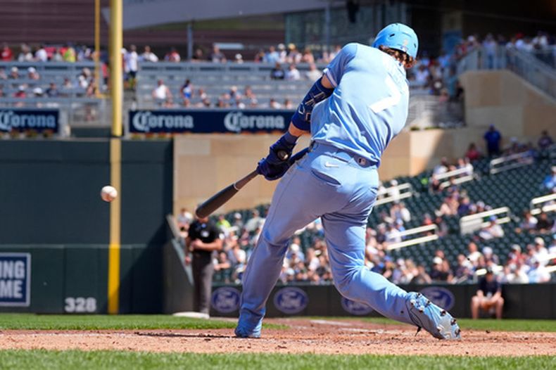 Bobby Witt de los Reales de Kansas City batea un sencillo remolcador en la novena entrada ante los Mellizos de Minnesota el sábado 6 de junio del 2026. (AP Foto/Bruce Kluckhohn)