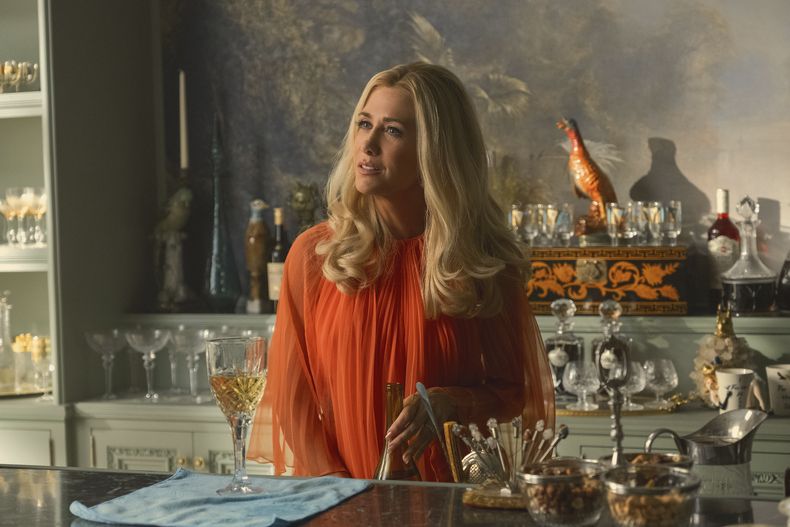 En esta imagen proporcionada por Apple TV+, Kristen Wiig en una escena de la serie Palm Royale. (Apple TV+ via AP)