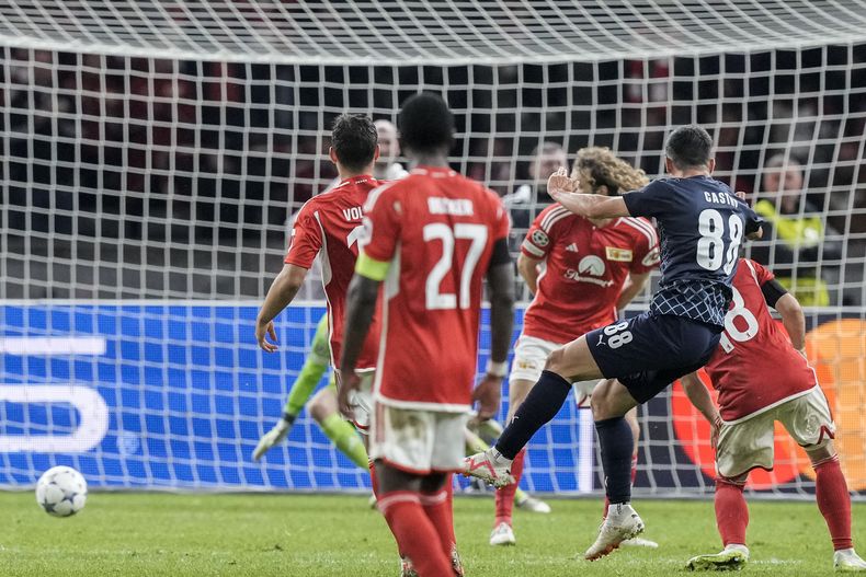 André Castro anota el gol del Braga de Portugal en la victoria 3-2 ante el Union Berlín en la Liga de Campeones, el martes 3 de octubre de 2023. (AP Foto/Markus Schreiber)