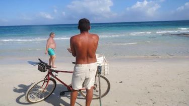 La playa Boca Ciega, al este de La Habana, se ha convertido en un santuario gay semi tolerado.