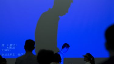 americateve | Familiares de pasajeros del desaparecido vuelo 370 de Malaysia Airlines salen de la sala de conferencia luego de una reuni&oacute;n con funcionarios malasios en Beijing, 30 de abril de 2014. La compa&ntilde;&iacute;a pidi&oacute; a los familiares el juev