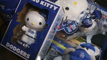 Muñecas de Hello Kitty conmemorativas por su 50 aniversario con el uniforme de los Dodgers de Los Ángeles se venden en una tienda el miércoles 23 de octubre de 2024 en Tokio. (Foto AP/Eugene Hoshiko)