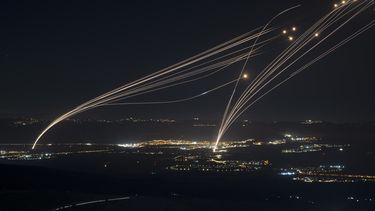 ARCHIVO - El sistema de defensa israelí Cúpula de Hierro intercepta cohetes lanzados desde Líbano en la región de Galilea, visto desde los Altos del Golán, el domingo 4 de agosto de 2024. (AP Foto/Leo Correa, Archivo)