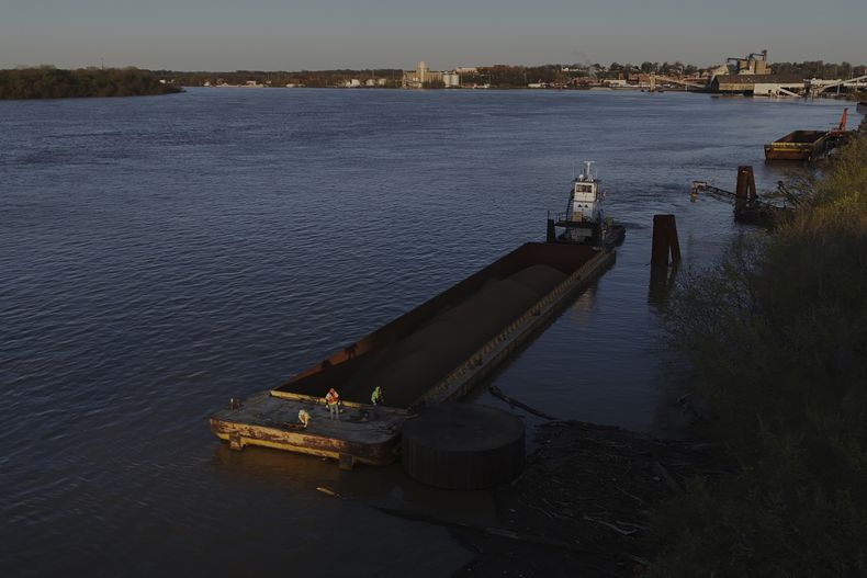 Una cuadrilla trabaja para trasladar carbón por el Río Ohio, el martes 8 de abril de 2025, en Evansville, Indiana. (AP Foto/Joshua A. Bickel)