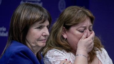 ARCHIVO - Griselda Heredia (derecha), madre de Nahuel Gallo, un policía militar argentino arrestado a principios de diciembre en Venezuela, y la ministra de Seguridad argentina Patricia Bullrich dan una conferencia de prensa en Buenos Aires, Argentina, el viernes 27 de diciembre de 2024. (AP Foto/Natacha Pisarenko, Archivo)