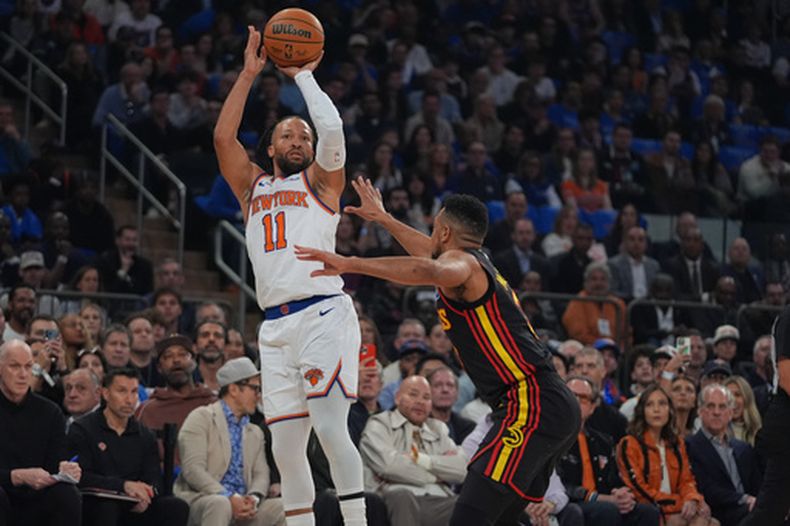Jalen Brunson de los Knicks de Nueva York dispara sobre CJ McCollum de los Hawks de Atlanta en el juego 1 de la primera ronda de los playoffs el sábado 18 de abril del 2026. (AP Foto/Frank Franklin II)