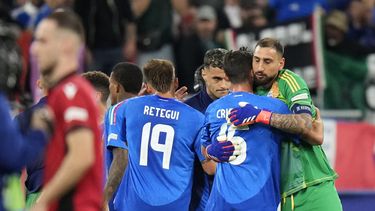 Jugadores de Italia celebran al final del partido de fútbol del Grupo B entre Italia y Albania en la Eurocopa 2024 en Dortmund, Alemania, el sábado 15 de junio de 2024. (AP Foto/Alessandra Tarantino)