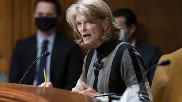 EEUU: Senador demócrata respalda a colega republicana