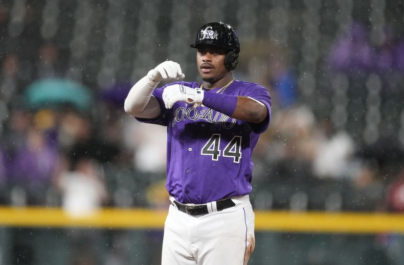 Elehuris Montero, de los Rockies de Colorado, hace un gesto a la banca tras alcanzar la segunda base en el quinto inning del juego de la MLB que enfrentó a su equipo con los Padres de San Diego, el 31 de julio de 2023, en Denver. (AP Foto/David Zalubowski)