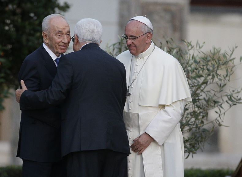 El papa Francisco observa un saludo entre los presidentes israel&iacute; Shimon Peres y palestino Mahmud Ab&aacute;s en los jardines del Vaticano, durante una oraci&oacute;n por la paz en Medio Oriente el 8 de junio de 2014. (Foto AP/Gregorio Borgia)