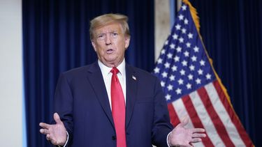 El expresidente Donald Trump le habla a la prensa en un hotel en Washington, el 9 de enero de 2024. (Foto AP/Susan Walsh)