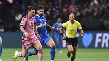 Lionel Mess pelea por el balón en el encuentro de exhibición del Inter de Miami ante Ruben Neves del Al Hilal en el Estadio Kingdom Arena en Riad, Arabia Saudí el lunes 29 de enero del 2024. (AP Foto)