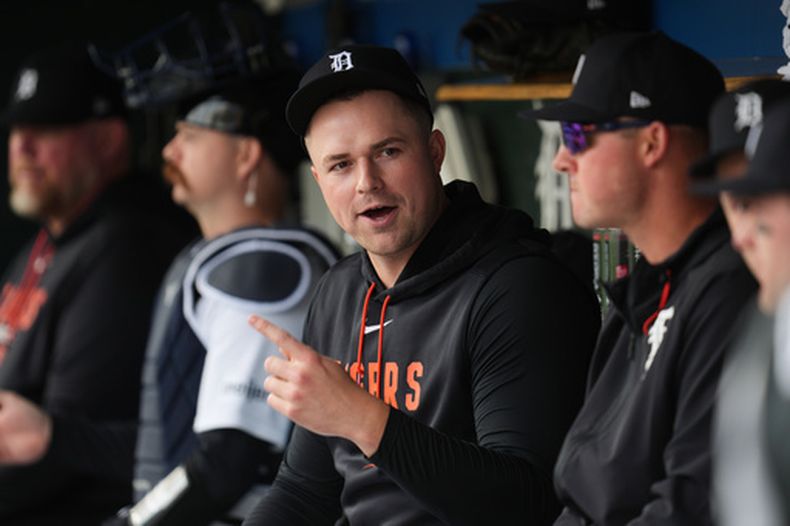 El lanzador de los Tigrers de Detroit, Tarik Skubal, observa desde el dugout contra los Guardianes de Cleveland durante la primera entrada de un partido de béisbol el miércoles 20 de mayo de 2026, en Detroit. (Foto AP/Paul Sancya)