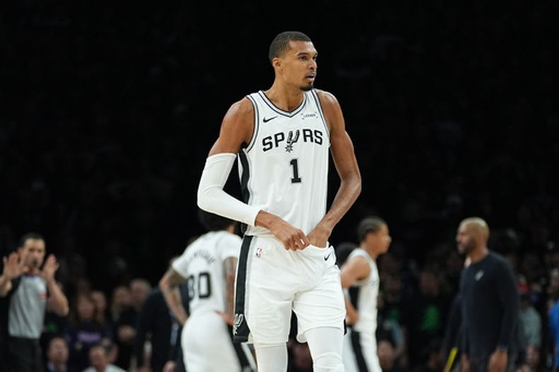 El alero de los Spurs de San Antonio Victor Wembanyama recibe una falta flagrante 2 y es expulsado en el juego 4 de las semifinales de la Conferencia Oeste ante los Timberwolves de Minnesota el domingo 10 de mayo del 2026. (AP Foto/Abbie Parr)