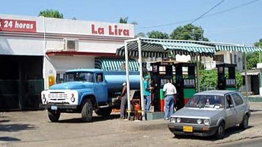 americateve | Pese a la caía del petróleo en los mercados internacionales, en los servicentros cubanos las tarifas siguen altas y los clientes están molestos.