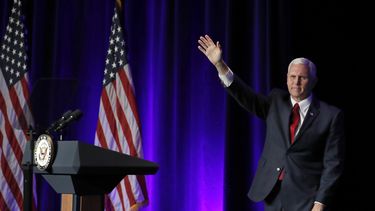 Ante tanto revuelo, Pence cultiva imagen de estabilidad