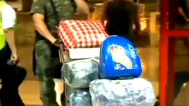 americateve | Cuba reiteró amenazas a quienes hagan de mulas en viajes a la isla. El régimen recalcó que condenaría incluso con la prisión a quienes lleven paquetes de otros. La nueva advertencia se hizo en televisión nacional.