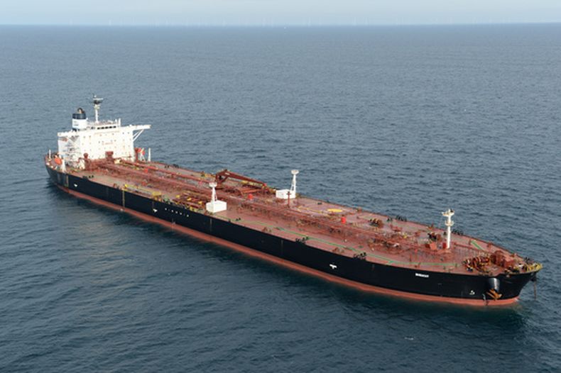 ARCHIVO - El petrolero Boracay, que supuestamente pertenece a la llamada flota clandestina de Rusia, se ve el 2 de octubre de 2025 cerca de Saint-Nazaire, en la costa atlántica francesa. (AP Foto/Mathieu Pattier, Archivo)