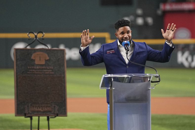 Elvis Andrus, quien fuera jugador de los Rangers de Texas, recibe una ovación mientras comenta durante la ceremonia en la que fue inducido al Salón de la Fama del equipo, previo al partido de béisbol de Grandes Ligas ante los Marineros de Seattle, el sábado 28 de junio de 2025, en Arlington, Texas. (AP Foto/Tony Gutierrez)