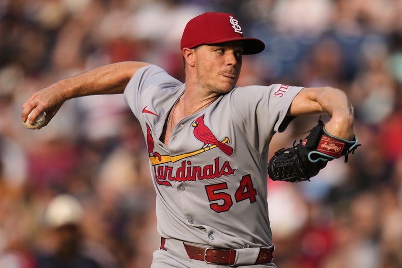 Sonny Gray, de los Cardenales de San Luis, lanza en la primera entrada del juego de béisbol de Grandes Ligas frente a los Guardianes de Cleveland, el viernes 27 de junio de 2025. (AP Foto/Sue Ogrocki)