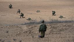 Soldados israelíes toman sus posiciones el martes 10 de octubre de 2023, cerca del kibbutz Kfar Aza. Combatientes de Hamas incursionaron el sábado en Kfar Aza, donde mataron y secuestraron a un gran número de israelíes. (AP Foto/Ohad Zwigenberg)