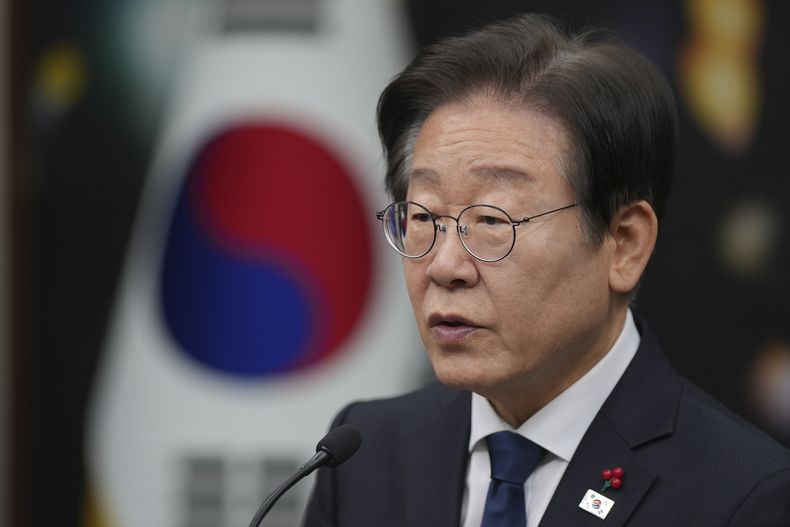 El líder del principal partido de oposición, el Partido Democrático, Lee Jae-myung, habla durante una conferencia de prensa sobre el juicio político al presidente, Yoon Suk Yeol, en la Asamblea Nacional en Seúl, Corea del Sur, el domingo 15 de diciembre de 2024. (AP Foto/Lee Jin-man)