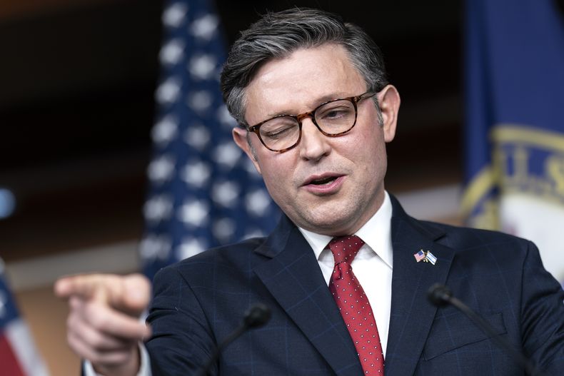 El republicano Mike Johnson, presidente de la Cámara de Representantes, habla con la prensa antes de una votación sobre una resolución para mantener al gobierno en funcionamiento, el martes 14 de noviembre de 2023, en el Capitolio en Washington. (AP Foto/J. Scott Applewhite)
