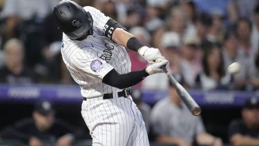 Kris Bryant, de los Rockies de Colorado, conecta un jonrón de dos carreras en el juego ante los Yanquis de Nueva York, el viernes 14 de julio de 2023 (AP Foto/David Zalubowski)