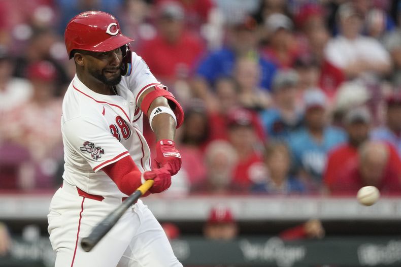 El dominicano Miguel Andújar, bateador designado de los Rojos de Cincinnati, pega un jonrón solitario en el juego del martes 12 de agosto de 2025, ante los Filis de Filadelfia (AP Foto/Carolyn Kaster)