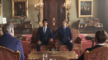 En esta imagen proporcionada por Amazon Studios, Taylor Zakhar Perez, izquierda, y Nicholas Galitzine en una escena de Red, White & Royal Blue. (Jonathan Prime/Amazon Studios vía AP)