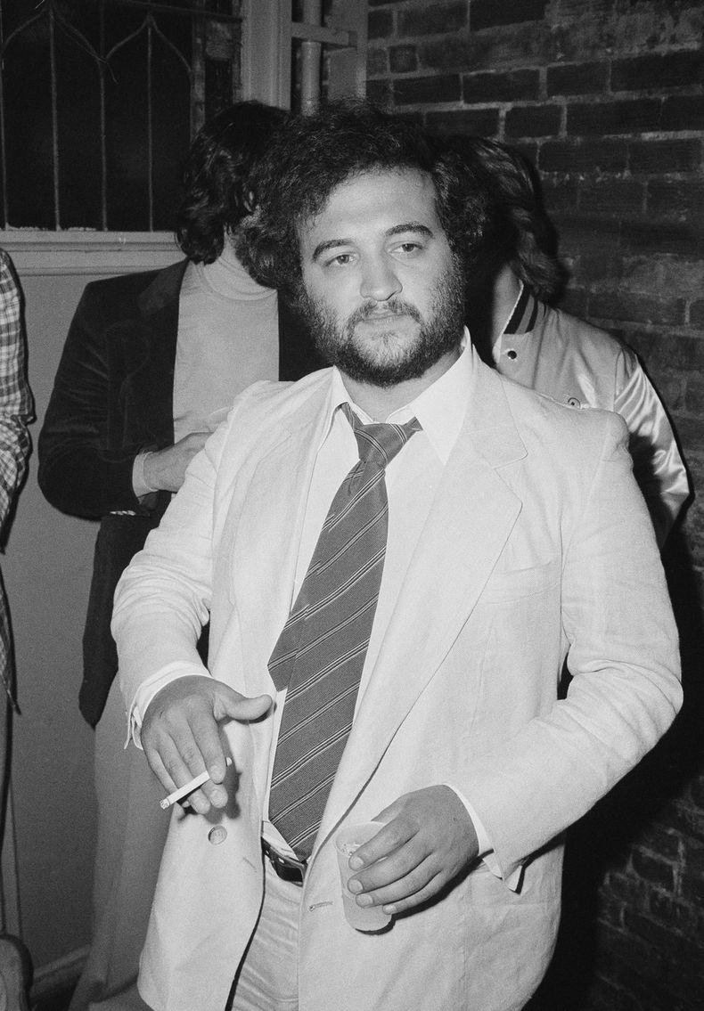 ARCHIVO - El actor John Belushi en la fiesta de inauguración de Animal House en el Village Gate de Nueva York el 27 de julio de 1978. Belushi murió el 5 de marzo de 1982, a los 33 años, tras una sobredosis en el Chateau Marmont de Los Ángeles. (Foto AP, archivo)