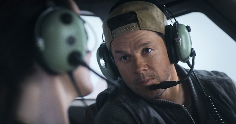 Esta imagen publicada por Lionsgate muestra a Michelle Dockery y Mark Wahlberg en una escena de Flight Risk. (Lionsgate vía AP)