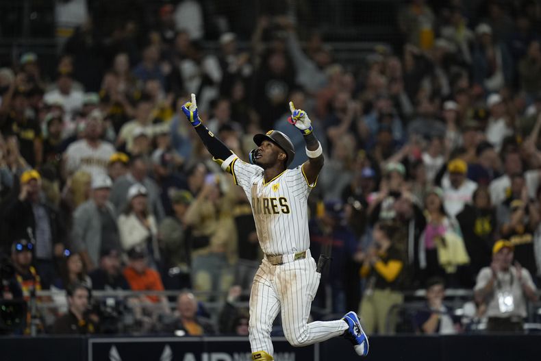 Jurickson Profar de los Padres de San Diego celebra tras batear un jonrón en la octava entrada del juego ante los Astros de Houston el lunes 16 de septiembre del 2024. (AP Foto/Gregory Bull)