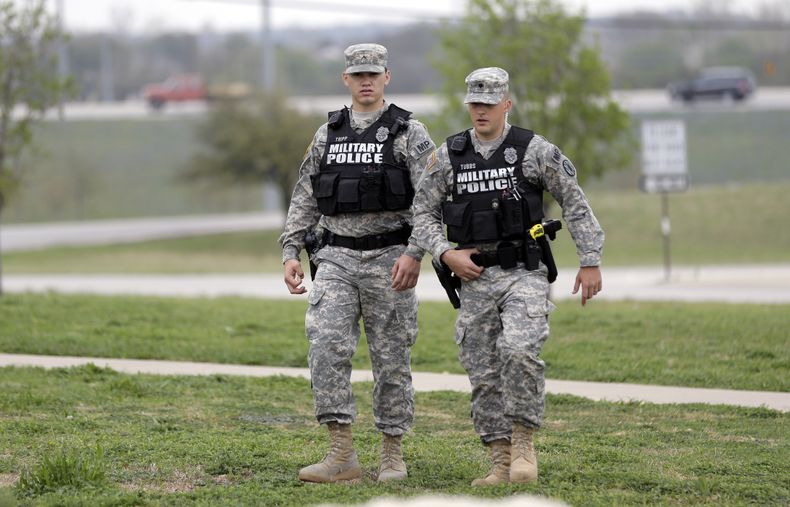 Polic&iacute;as militares patrullan cerca de la entrada principal de la base Fort Hood, el jueves 3 de abril de 2014, en Fort Hood, Texas. (Foto AP/Eric Gay)
