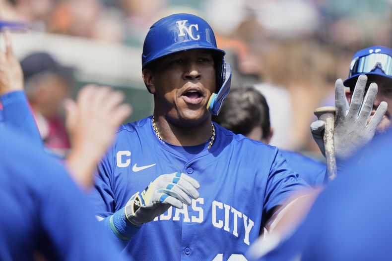 El bateador designado de los Reales de Kansas City Salvador Perez celebra en el dugout después de anotar con un doble de Adam Frazier durante la segunda entrada del juego de béisbol de Grandes Ligas frente a los Tigres de Detroit, el domingo 24 de agosto de 2025, en Detroit. (AP Foto/Ryan Sun)