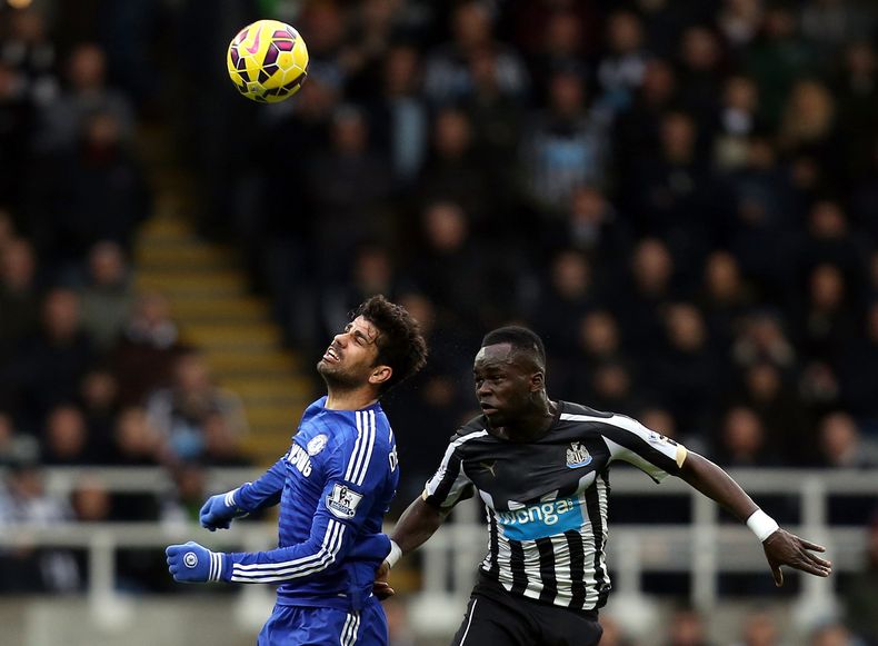 El jugador de Chelsea, Diego Costa, izquierda, disputa un bal&oacute;n con el jugador de Newcastle, Chieck Tiote, en un partido por la liga Premier el s&aacute;bado, 6 de diciembre de 2014, en Newcastle, Inglaterra.  (AP Photo/Scott Heppell)