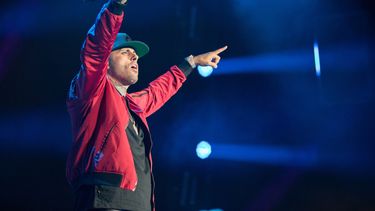 nicky jam pasa tremendo susto en concierto