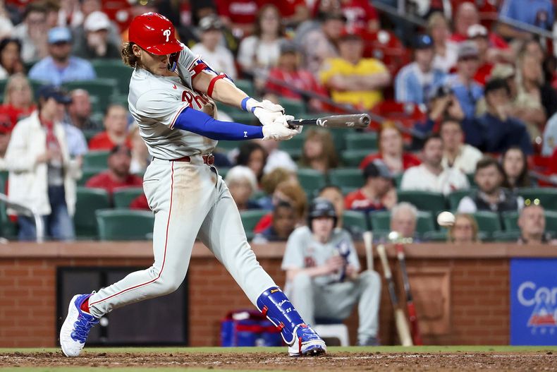 Alec Bohm, de los Filis de Filadelfia, batea un doble productor de una carrera durante la 10ma entrada del juego de béisbol en contra de los Cardenales de San Luis, el lunes 8 de abril de 2024, en San Luis. (AP Foto/Scott Kane)