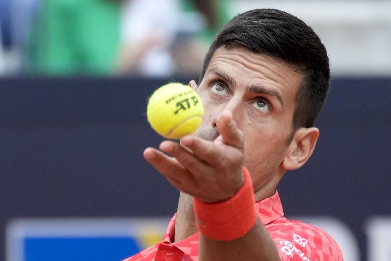 Novak Djokovic saca ante Cameron Norrie en el Abierto de Italia, el martes 16 de mayo de 2023, en Roma. (AP Foto/Andrew Medichini)