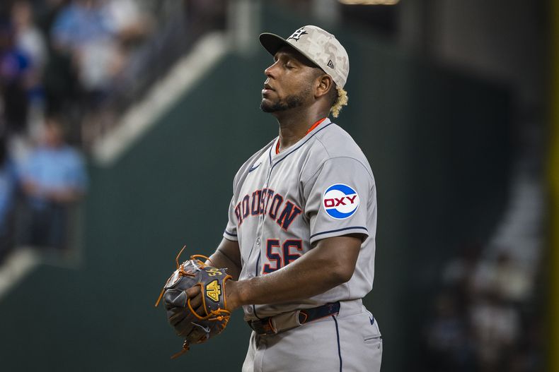 Ronel Blanco, de los Astros de Houston, se dispone a hacer un lanzamiento en el juego del sábado 17 de mayo de 2025, ante los Rangers de Texas (AP Foto/Jessica Tobias)