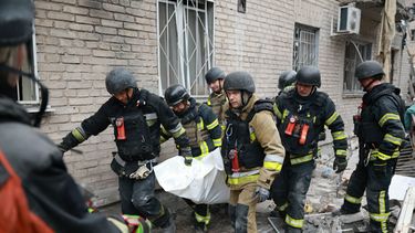 Rescatistas trasladan un cuerpo sacado de entre los escombros de un edificio residencial destruido por un ataque aéreo ruso en Zaporiyia, Ucrania, el 10 de octubre de 2026. (AP Foto/Kateryna Klochko)