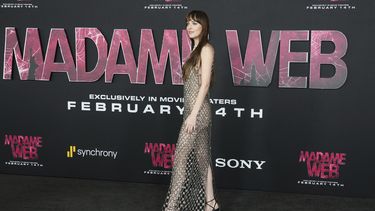 Dakota Johnson llega al estreno de Madame Web el lunes 12 de febrero de 2024 en Regency Village Theatre en Los Ángeles. (Foto Jordan Strauss/Invision/AP)