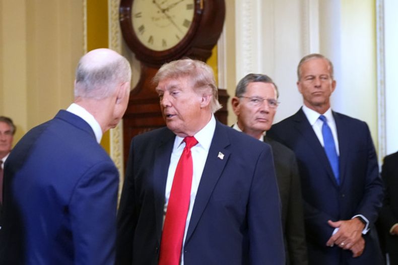 El presidente de Estados Unidos, Donald Trump, se dispone a marcharse tras hablar con reporteros mientras los senadores republicanos Rick Scott (Florida), John Barrasso (Wyoming) y el líder de la mayoría en el Senado, John Thune (Dakota del Sur), escuchan, en el Capitolio, el 24 de junio de 2026, en Washington. (AP Foto/Jacquelyn Martin)