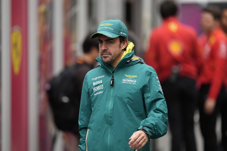 ARCHIVO - Fernando Alonso, piloto español de Aston Martin, camina en el paddock antes de la primera práctica para el Gran Premio de Japón en Suzuka, el 5 de abril de 2024 (AP Foto/Hiro Komae, archivo)