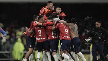 Los jugadores del Guadalajara celebra tras vencer 3-1 al América en las semifinales del torneo Clausura de México, el domingo 21 de mayo de 2023, en el estadio Azteca de la Ciudad de México. (AP Foto/Eduardo Verdugo)