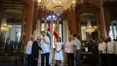 el rey de espana se reunio sorpresivamente con el dictador raul castro en su ultimo dia de visita a cuba
