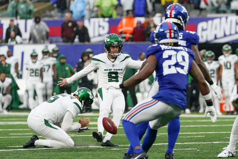 Greg Zuerlein (9) de los Jets de Nueva York New York realiza un gol de campo para empatar el juego durante la segunda mitad ante los Giants de Nueva York, en East Rutherford, Nueva Jersey, el domingo 29 de octubre de 2023. (AP Foto/Frank Franklin II)